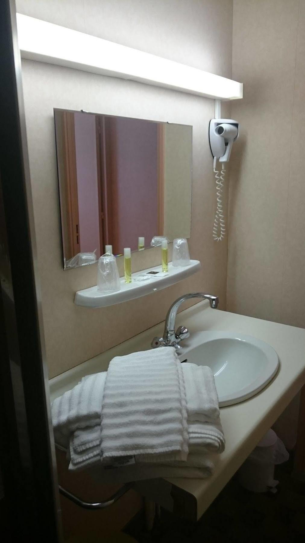 Brit Hotel Du Ban شودز آيْج المظهر الخارجي الصورة